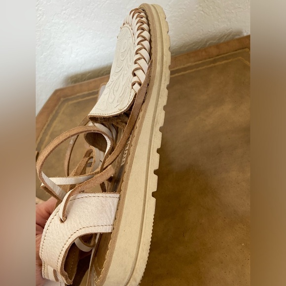 White Tie Lace Up Huaraches with Rose Design Marked Ashley Made in Mexico Sz 9 - Picture 9 of 11